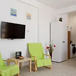 Astoria By Sunny Mamaia Apartment