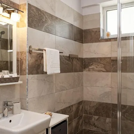 Astoria By Sunny Mamaia Apartment *