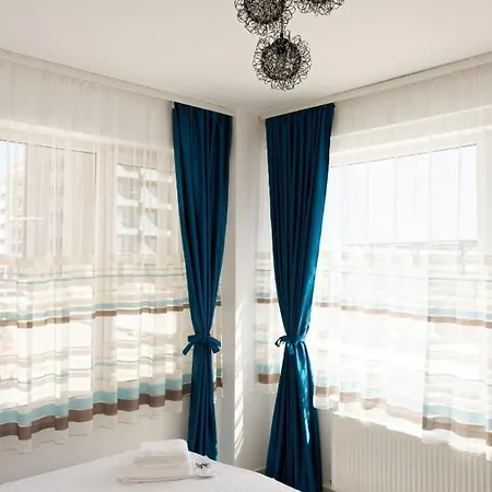 Astoria By Sunny Mamaia Apartment