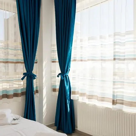 Astoria By Sunny Mamaia Apartment